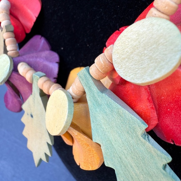 Stunning Tropical Hibiscus Floral Statement Necklace - Handcarved Wood - Picture 7 of 17